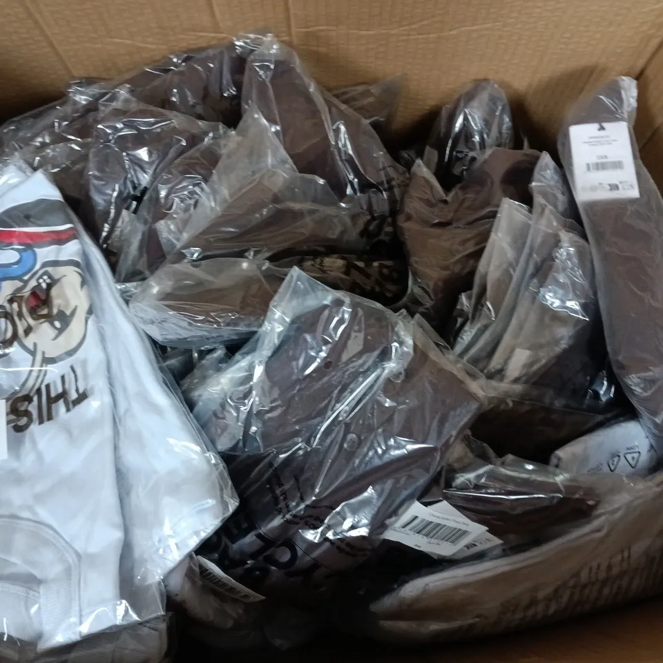 APPROXIMATELY 25 ASSORTED CLOTHING ITEMS IN VARIOUS SIZES, COLOURS & STYLES TO INCLUDE CHARLIE BUTTON FRONT TANK, LICENSE DROP SHOULDER SS TEE, Y2K SUPER BAGGY JEANS, ETC 