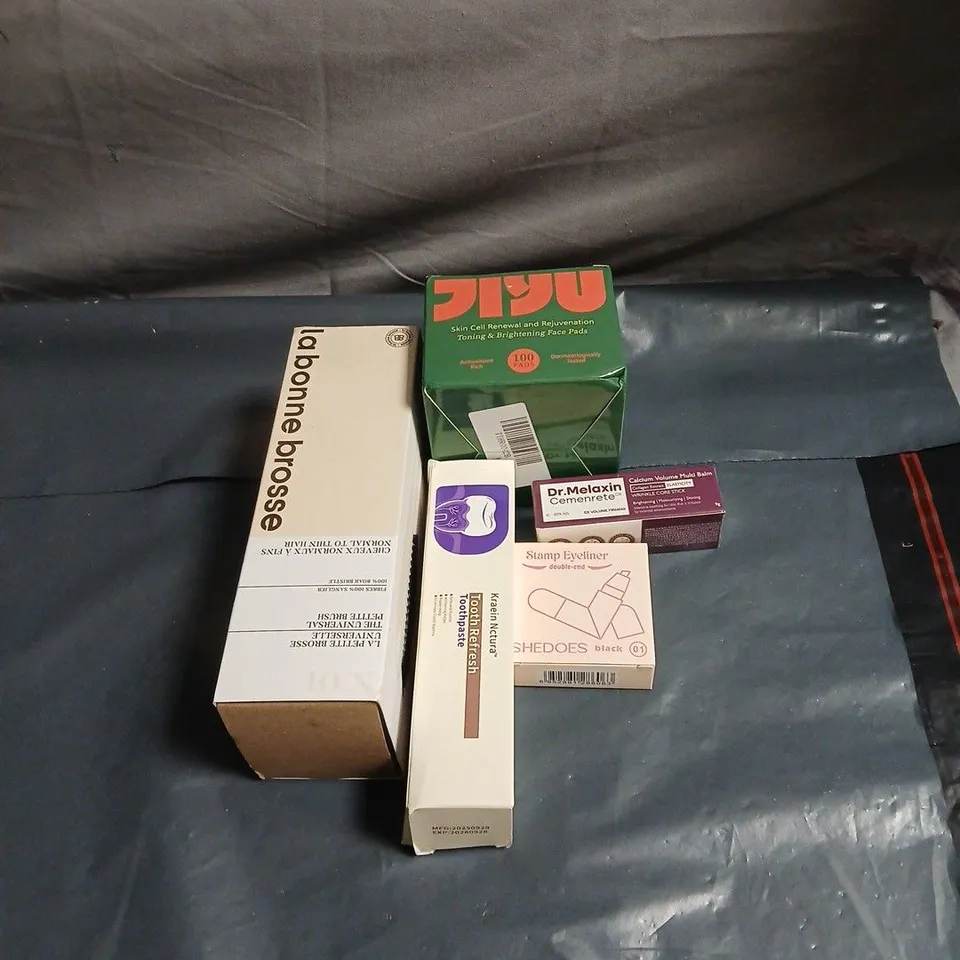 APPROXIMATELY 20 ASSORTED COSMETIC ITEMS TO INCLUDE HAIR BRUSH, SKIN CELL RENEWAL FACE PADS, TOOTHPASTE, DOUBLE ENDED EYE LINER, MULTI BALM ETC