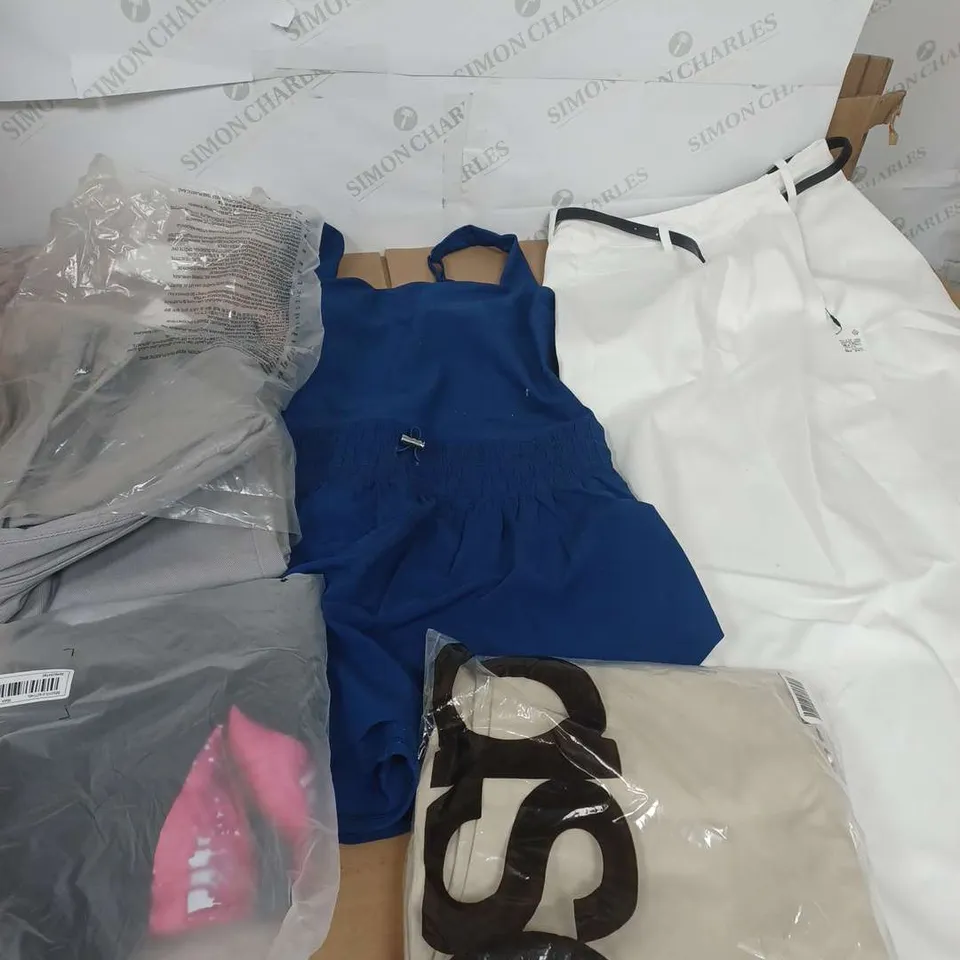 LARGE QAUNTIITY OF ASSORTED CLOTHING ITEMS TO INCLUDE DRESSES, PANTS, TOPS, ETC