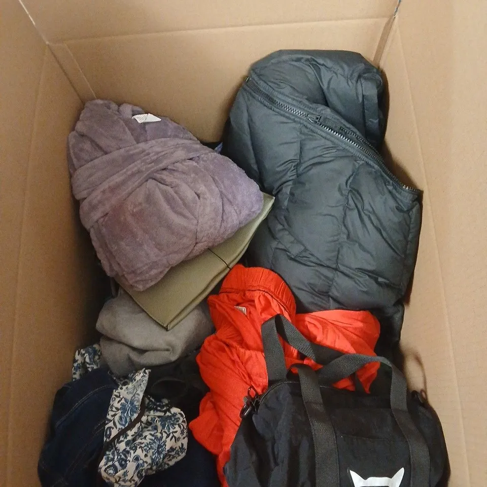 BOX OF APPROXIMATELY 25 ASSORTED CLOTHING ITEMS TO INCLUDE GINGER ACCENT BAG, DENIM CO JEAN SHORTS ETC