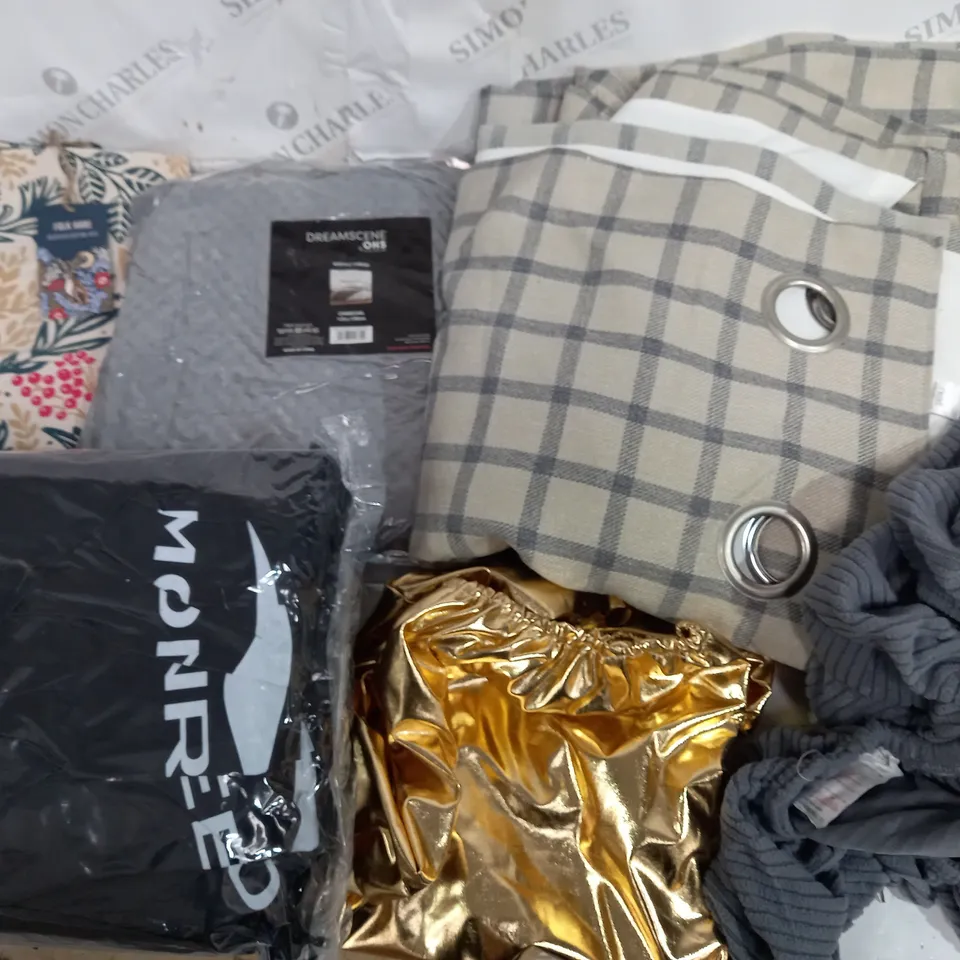 LOT OF ASSORTED HOME FABRIC ITEMS TO INCLUDE WAFFLE THROW, CURTAINS AND COTTON TOTE