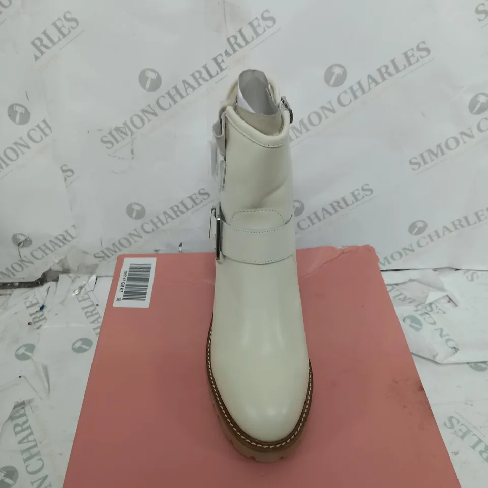 BOXED PAIR OF MODA IN PELLE CORNELIA BIKER BOOTS IN CREAM UK SIZE 7