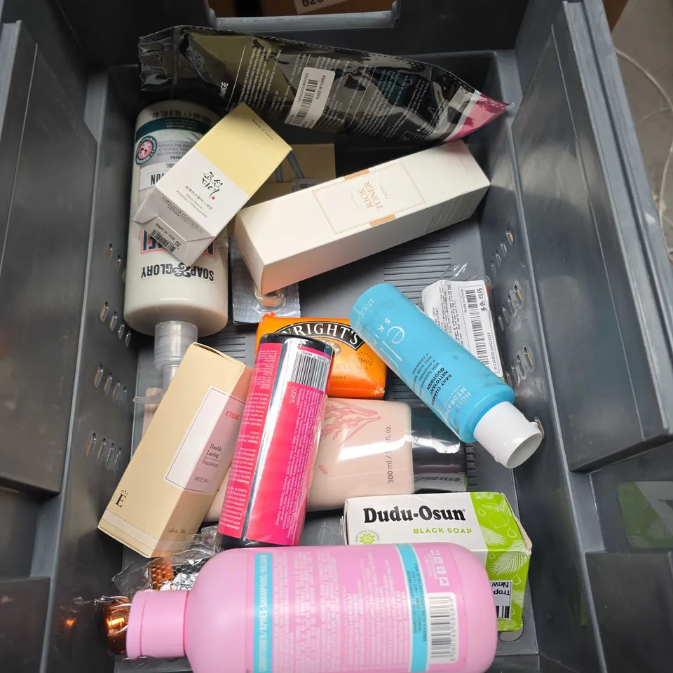 APPROXIMATELY 20 ASSORTED HEALTH & BEAUTY PRODUCTS TO INCLUDE AUSSIE BOUNCY CURLS SHAMPOO, INDIAN ISLAND BODY WASH AND HAIR PLUS FIBRES
