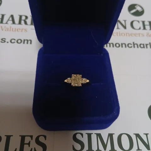 18CT GOLD RING SET WITH A RADIANT CUT NATURAL DIAMOND, AND A NATURAL DIAMOND TO EACH SHOULDER, TOTAL WEIGHT +1.45CT