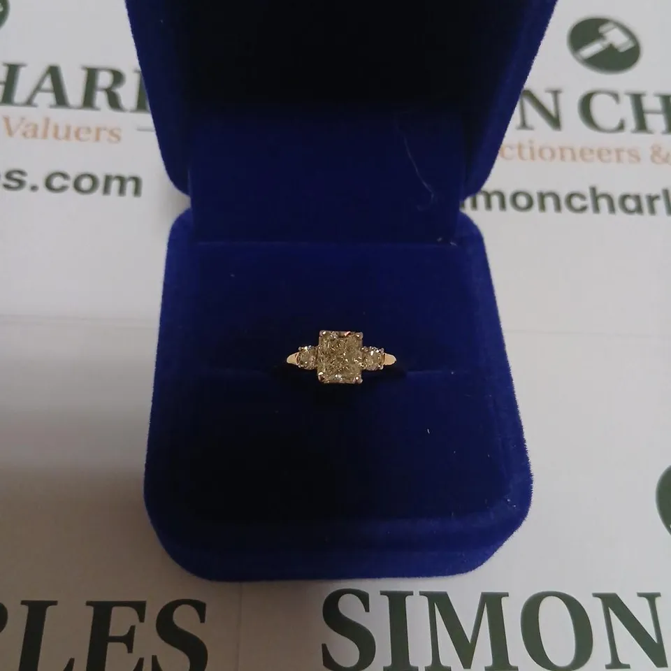 18CT GOLD RING SET WITH A RADIANT CUT NATURAL DIAMOND, AND A NATURAL DIAMOND TO EACH SHOULDER, TOTAL WEIGHT +1.45CT