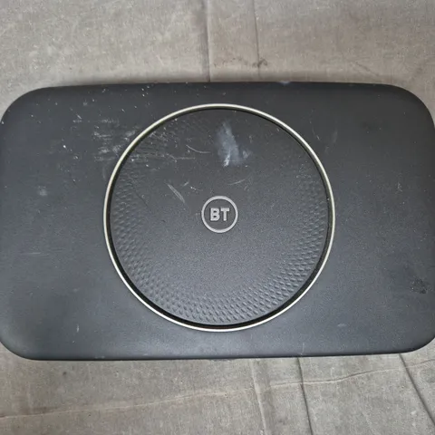 APPROXIMATELY 10 ASSORTED HOUSEHOLD ITEMS TO INCLUDE BT SMART HUB 2 WI-FI ROUTER, VARIOUS CABLES AND POWER ADAPTERS, ETC