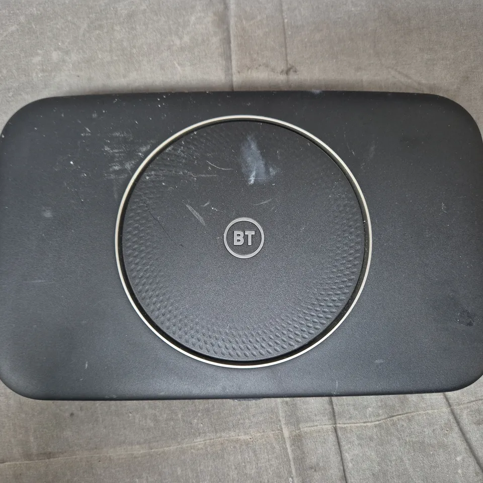 APPROXIMATELY 10 ASSORTED HOUSEHOLD ITEMS TO INCLUDE BT SMART HUB 2 WI-FI ROUTER, VARIOUS CABLES AND POWER ADAPTERS, ETC