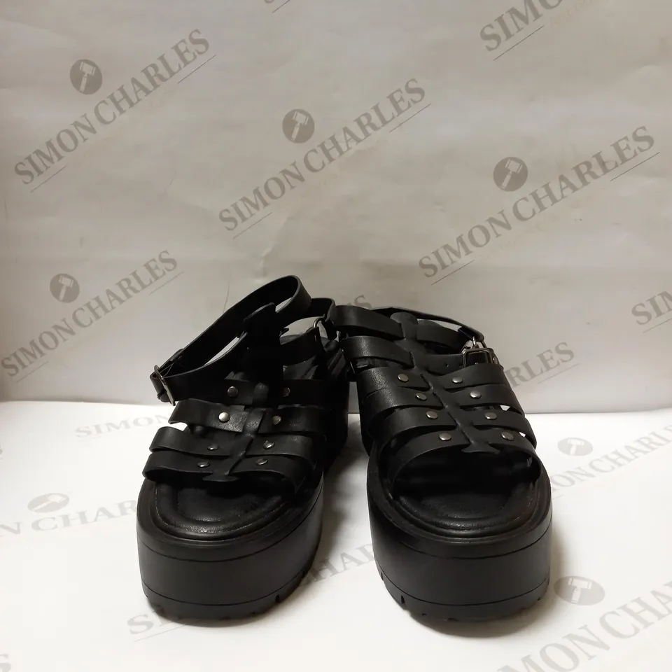 DESIGNER KOI VEGAN BATTLE GROUND STRAPPY WEDGE SANDALS SIZE 4