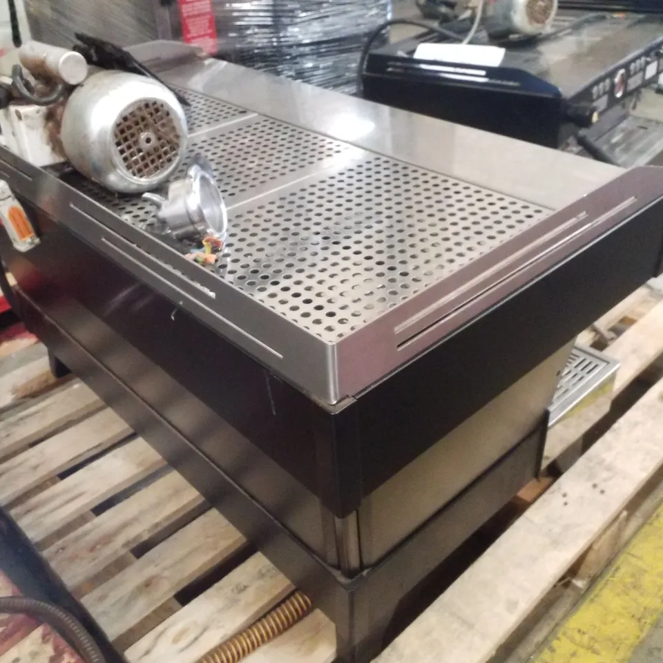 LA MARZOCCO LINEA PB AV 3 GROUP COFFEE MACHINE