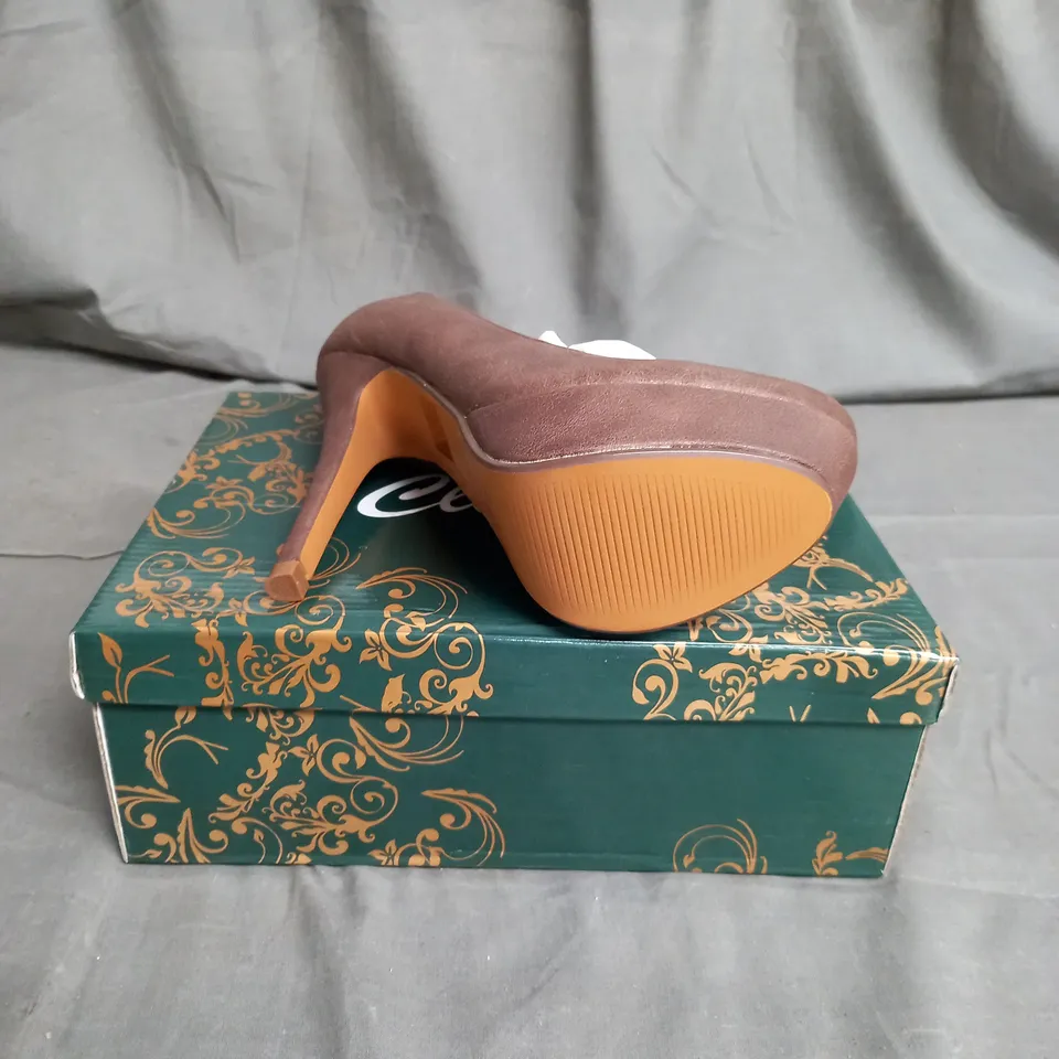 APPROXIMATELY 8 PAIRS OF WOMENS FAUX LEATHER HIGH HEEL SHOES IN VARIOUS SIZES