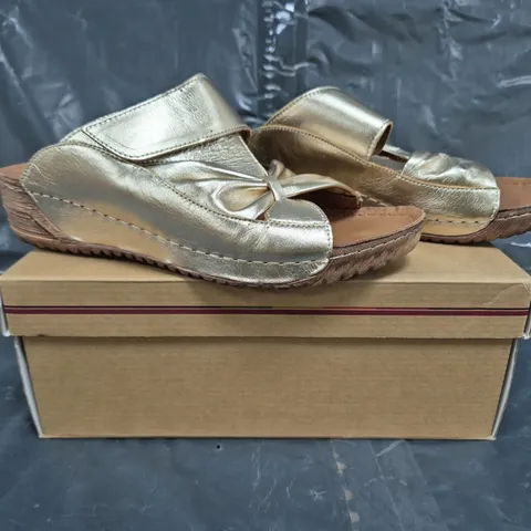 BOXED PAIR OF ADESSO OPEN TOE LOW WEDGE SANDALS IN METALLIC GOLD SIZE 7
