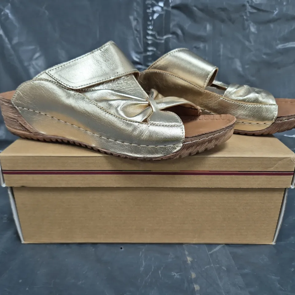 BOXED PAIR OF ADESSO OPEN TOE LOW WEDGE SANDALS IN METALLIC GOLD SIZE 7