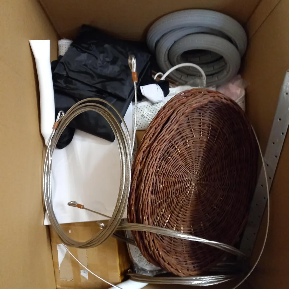 LOT OF APPROXIMATELY 10 HOUSEHOLD ITEMS TO INCLUDE RADIATOR CLOTHES AIRER, WICKER STORAGE BOWL, CHICKEN HOUSE DOOR ETC