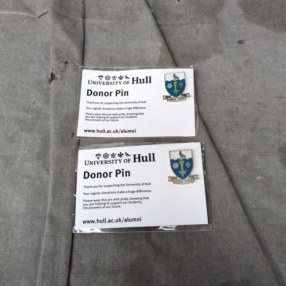 HULL CITY SCARF ONE SIZE PLUS 2 UNIVERSITY OF HULL DONOR PINS