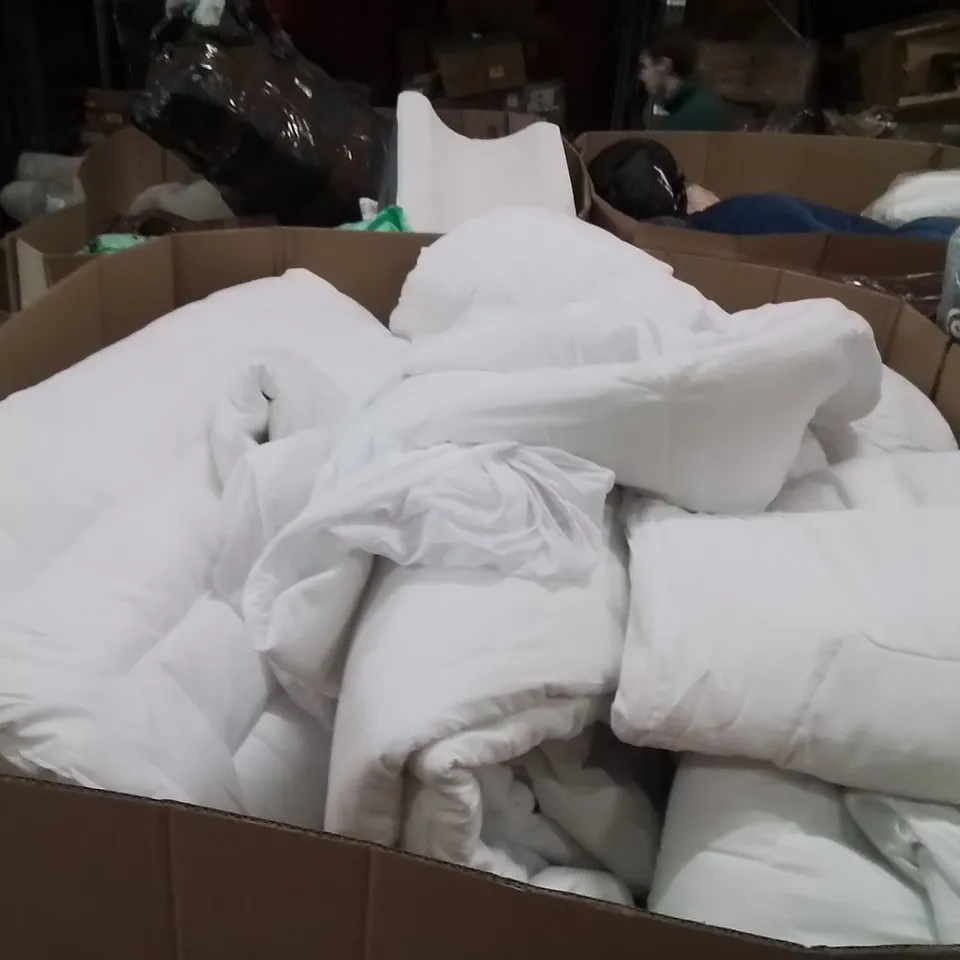 PALLET CONTAINING A LARGE QUANTITY OF DUVETS 