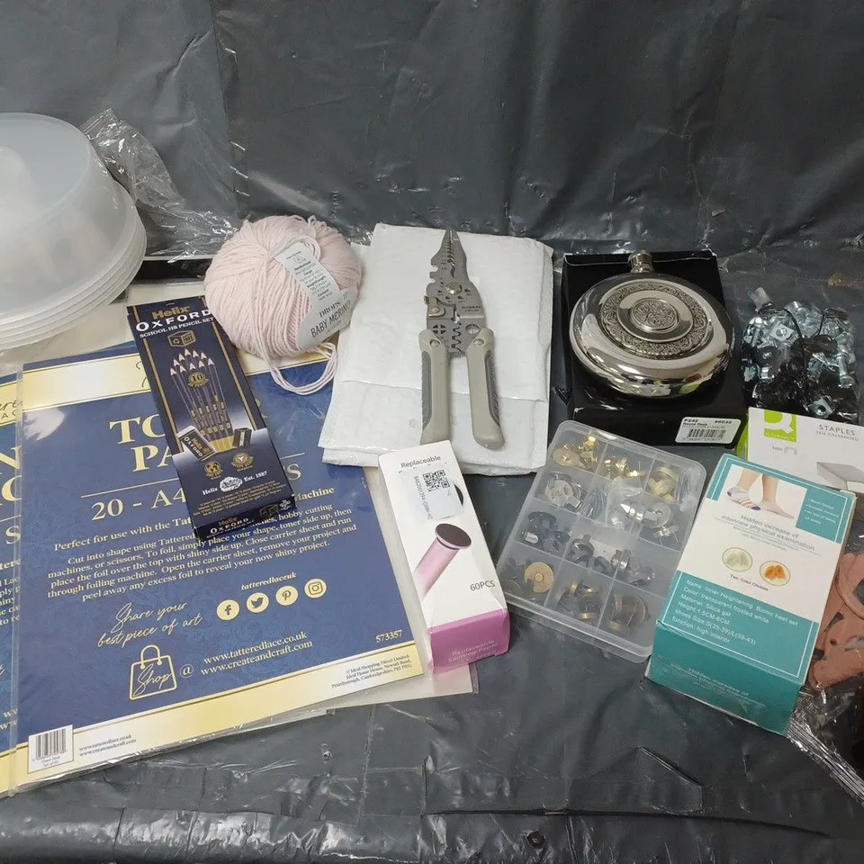 LOT CONTAINING VARIOUS HOUSEHOLD ITEMS TO INCLUDE; HIP FLASK, ELECTRICAL PLYERS, PENCILS ETC.