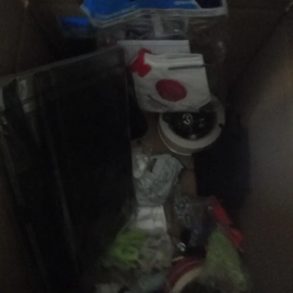 APPROXIMATELY 20 ASSORTED HOUSEHOLD & LEISURE PRODUCTS TO INCLUDE SKULL GLASS, DIGITAL HUMIDITY DEVICE, MUSIC SAFE PRO EARPLUGS ETC 