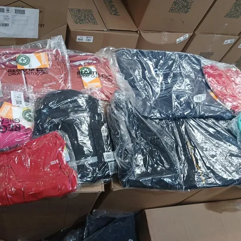 APPROXIMATELY 25 ITEMS OF ASSORTED BRAND NEW REGATTA CLOTHING AND ACCESSORIES