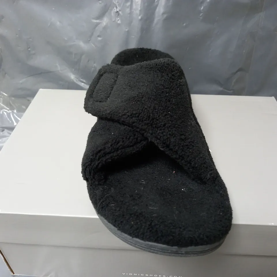 VIONIC INDULGE RELAX SLIPPERS IN BLACK - UK 6