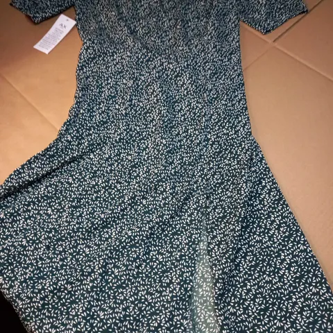 AX PARIS FOREST GREEN WHITE LEAF PRINT LEG SPLIT MAXI DRESS - SIZE 12
