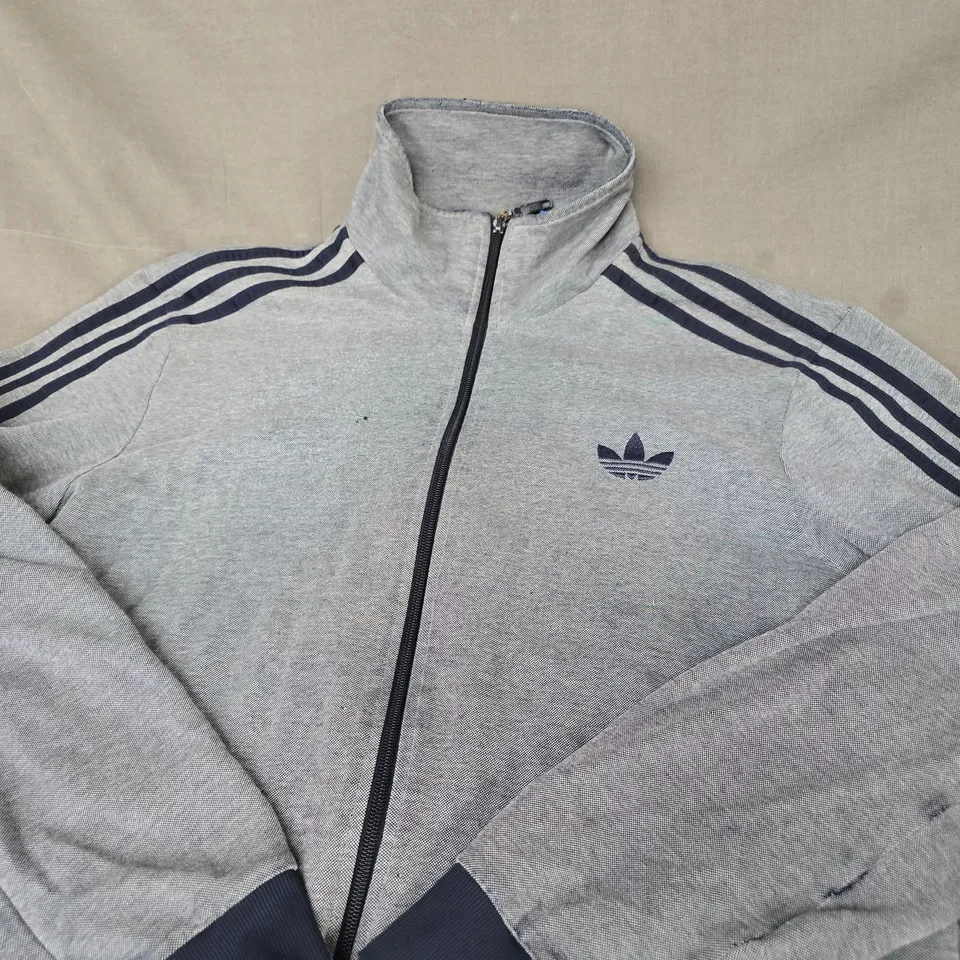 ADIDAS GREY ZIP-TRACK JACKET WITH TREFOIL LOGO – SIZE XL