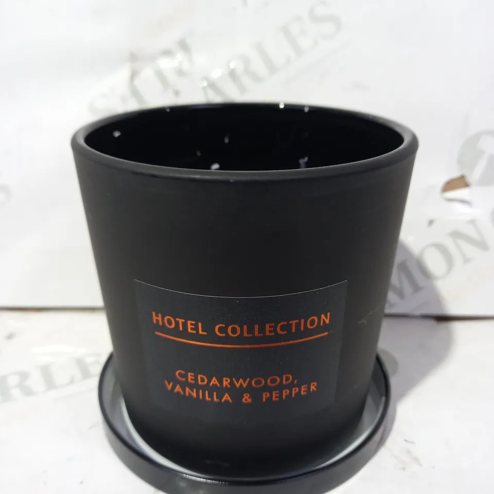 HOTEL COLLECTION CEDARWOOD, VANILLA & PEPPER CANDLE (300G)