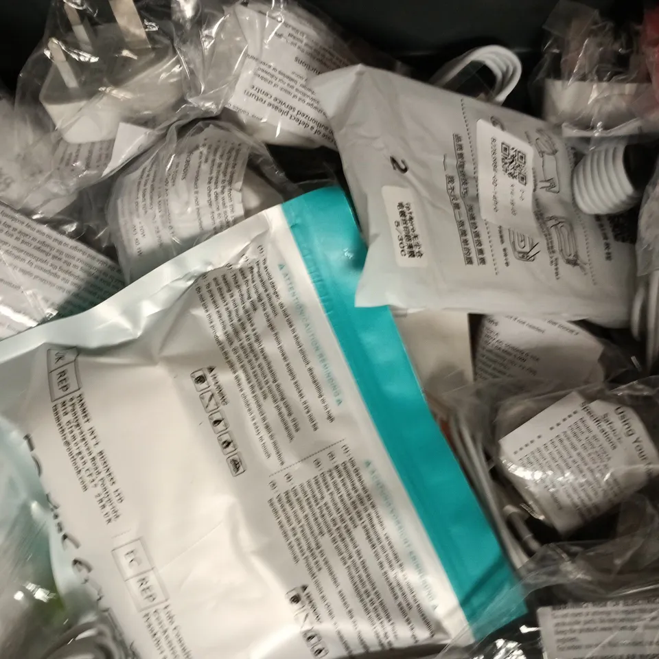APPROXIMATELY 10 ASSORTED HOUSEHOLD ITEMS TO INCLUDE PHONE CASE, POWER BANK, AND VATRIOUS CABLES, ETC