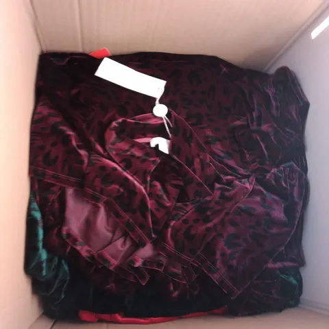 LARGE QUANTITY OF ASSORTED CLOTHING AND ACCESSORIES