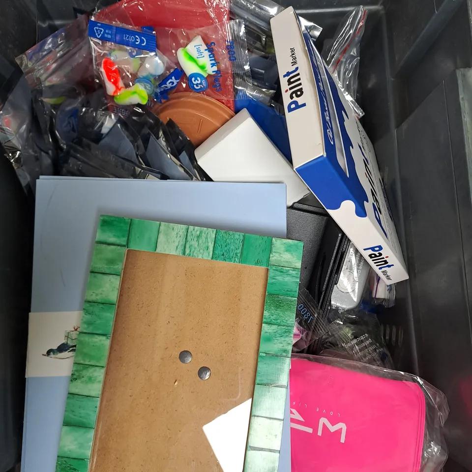 APPROXIMATELY 15 ASSORTED HOUSEHOLD ITEMS TO INCLUDE PAINT MARKERS, PEAT PALLETS, PROTECTIVE MASK ETC 