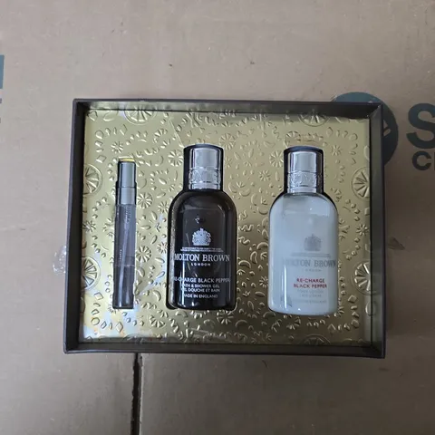 MOLTON BROWN LONDON RE-CHARGE BLACK PEPPER GIFT SET – 3-PIECE (SHOWER GEL, BODY LOTION & ACCESSORY)