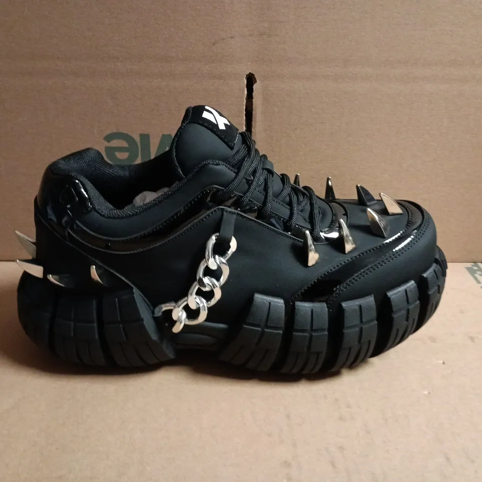BOXED KOI DEATH BRAND SPIKE TREAD TRAINERS – EBONY/SILVER, UK SIZE 6