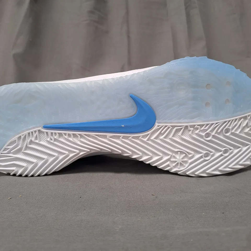 BOXED PAIR OF NIKE AIR ZOOM HYPERSPACE 3 SHOES IN WHITE/BLUE UK SIZE 7