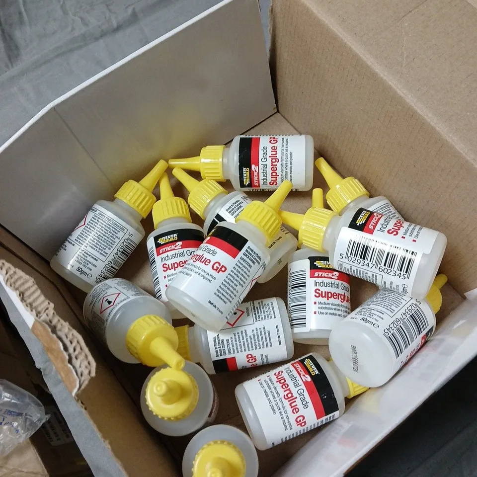 BOX OF APPROXIMATELY 10 EVERBUILD STICK2 INDUSTRIAL GRADE SUPERGLUE GP BOTTLES – SET OF SMALL DROPPER BOTTLES