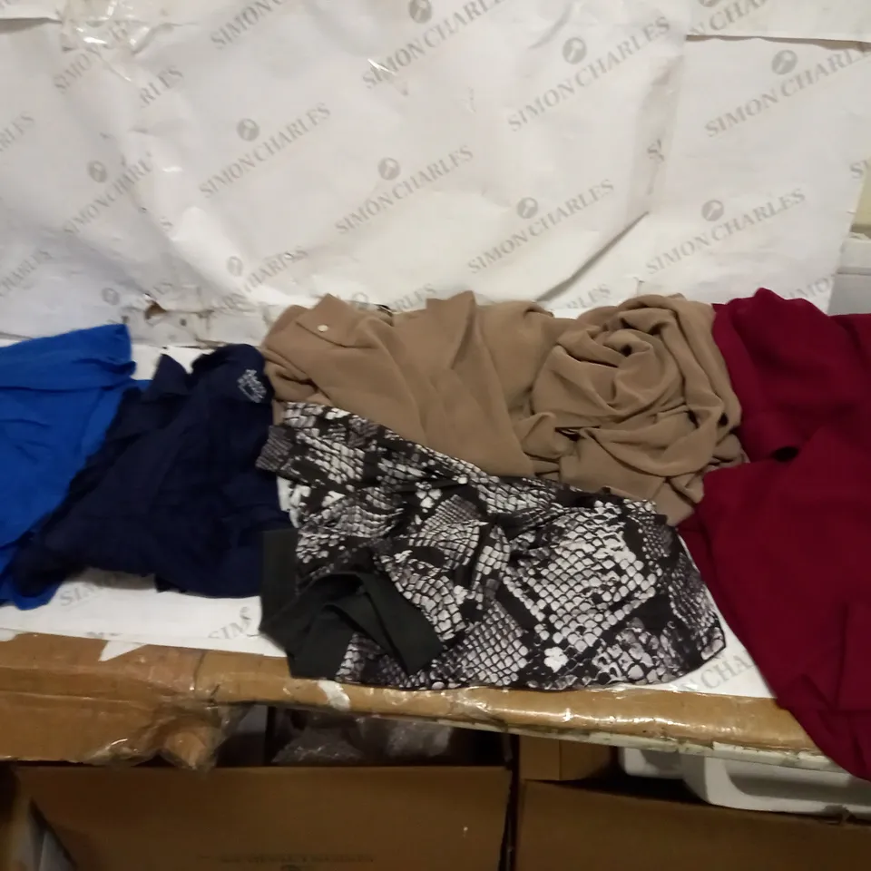 LOT OF APPROXIMATELY 25 PIECES OF CLOTHING OF VARIOUS SIZES AND STYLES TO INCLUDE FINERY WOMANS FLOWER DRESS, D&CO BLUE UK S DRESS, AND D&CO UK 2 RED DRESS ETC. 
