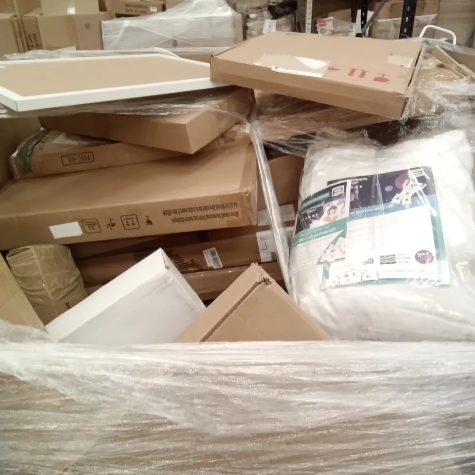 PALLET OF ASSORTED ITEMS INCLUDING TRUNKI KIDS SUITCASE, KENLEY FLOOR LAMP, WALL CLOCK, LED CEILING LIGHT, LLIVEKIT AIR FRYER, TEVLAPHEE STERRING WHEEL LOCK 