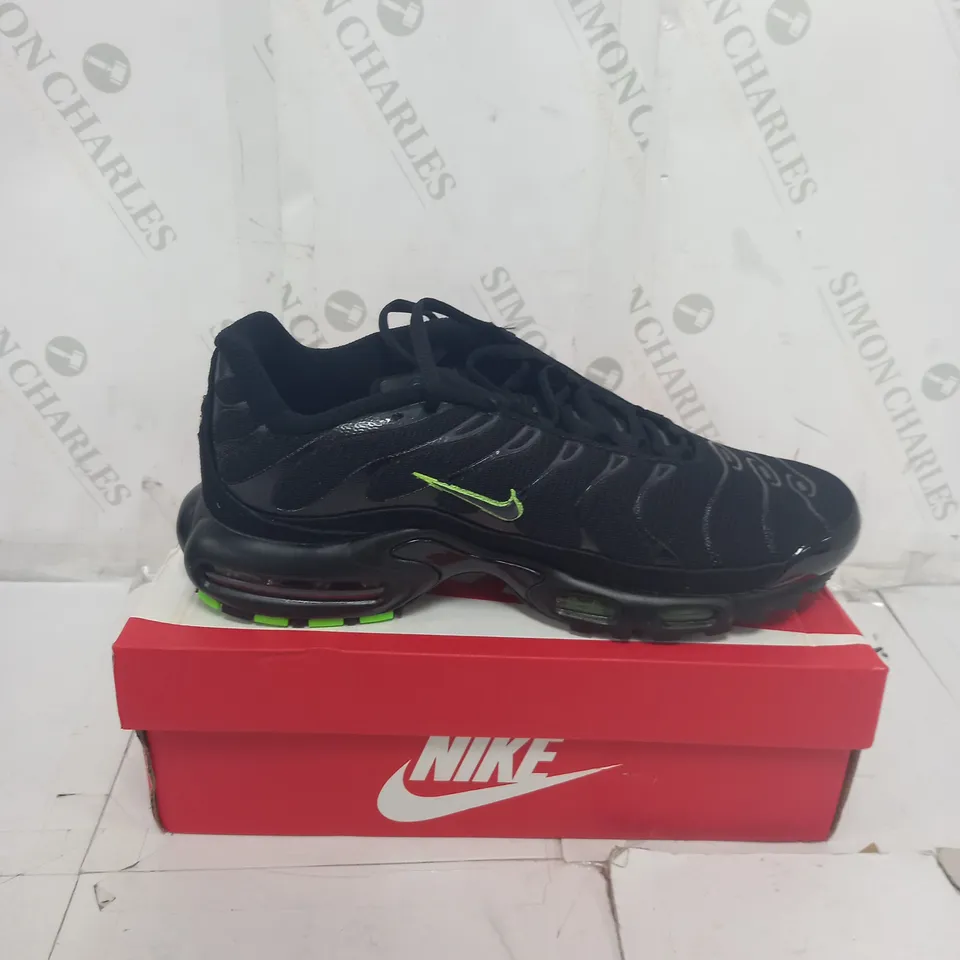 BOXED NIKE AIR MAX PLUS TRAINERS SIZE 8