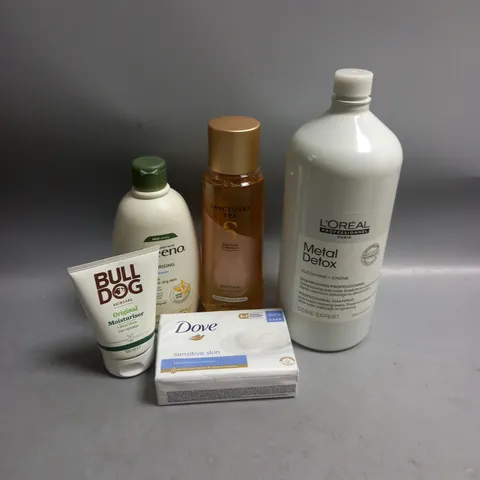 BOX OF APPROXIMATELY 20 COSMETIC ITEMS TO INCLUDE - DOVE SENSITIVE SOAP - AVEENO BODY WASH - BULLDOG MENS MOISTURISER - ETC