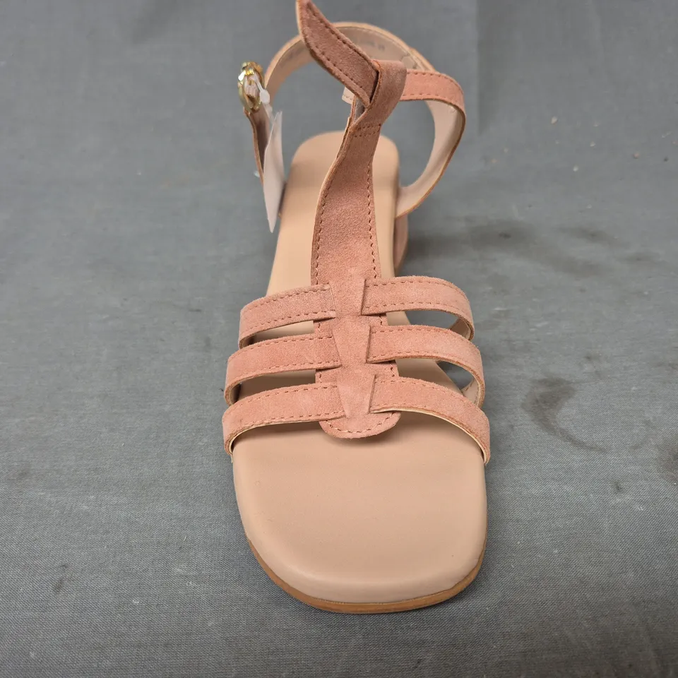 BOXED PAIR OF DEICHMANN 5TH AVENUE OPEN TOE LOW BLOCK HEEL SANDALS IN PINK EU SIZE 39