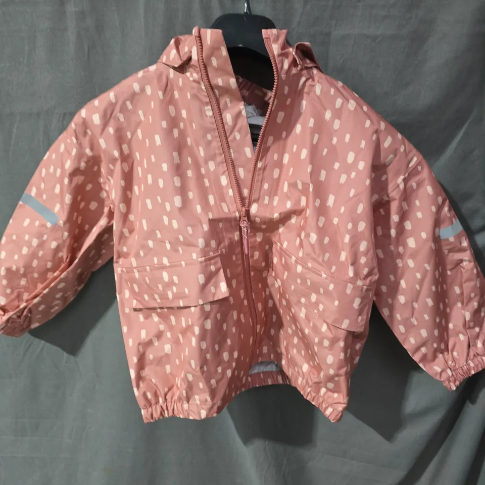 BOX OF APPROXIMATELY 25 KIDS CLOTHING ITEMS INCLUDING:WHITE FUR COAT WITH STARS, BLUE PUFFER AND PINK RAINCOAT