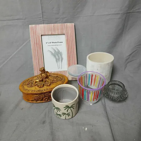 APPROXIMATELY 8 ASSORTED FRAGILE HOUSEHOLD ITEMS TO INCLUDE 4X6" PHOTO FRAME, MUGS, GLASSES, ETC - COLLECTION ONLY