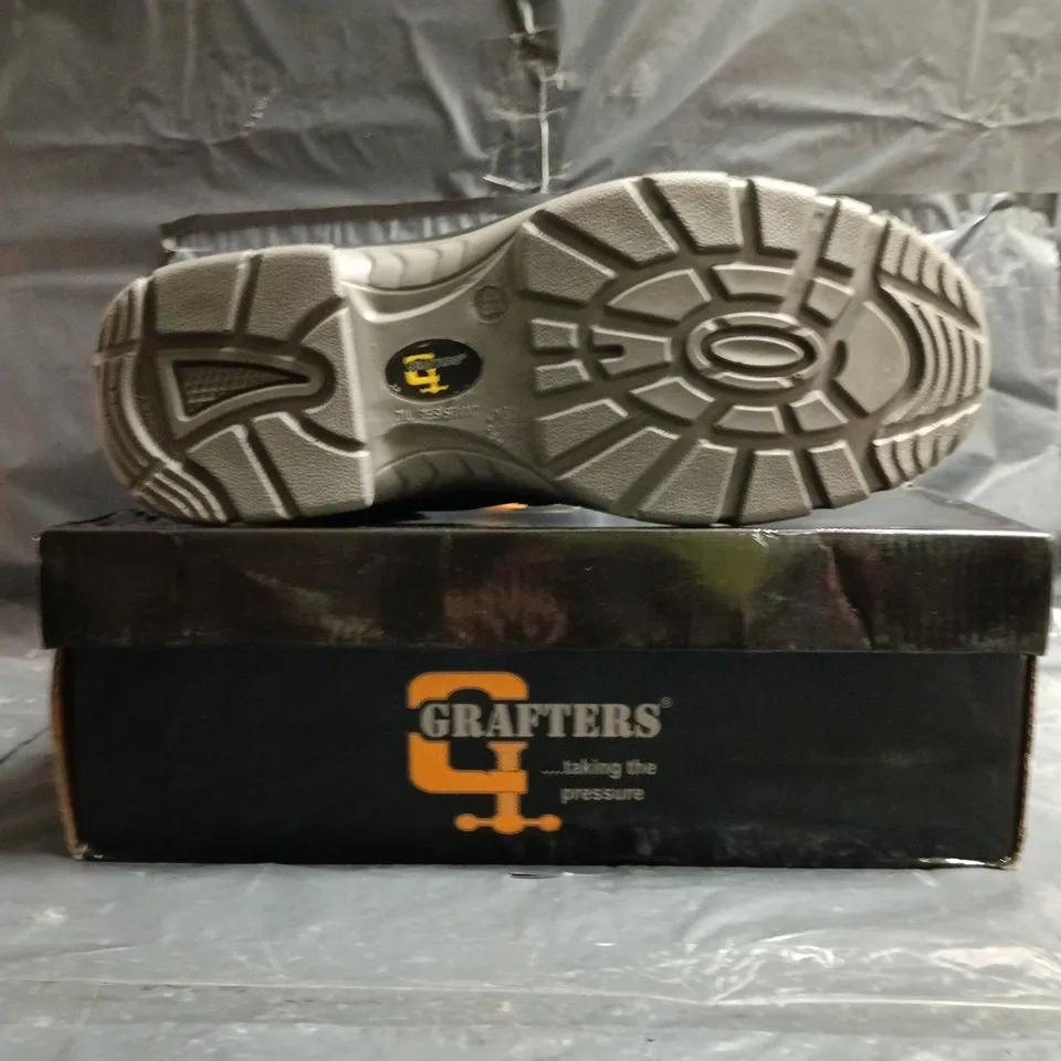 BOXED PAIR OF GRAFTERS SAFETY TWIN GUSSET DEALER BOOTS IN BLACK SIZE EU 43