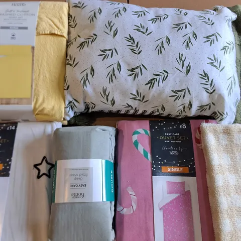 LOT OF APPROXIMATELY 16 ASSORTED BEDDING AND SOFT FURNISHING ITEMS TO INCLUDE CUSHIONS, DUVETS AND OVEN GLOVES