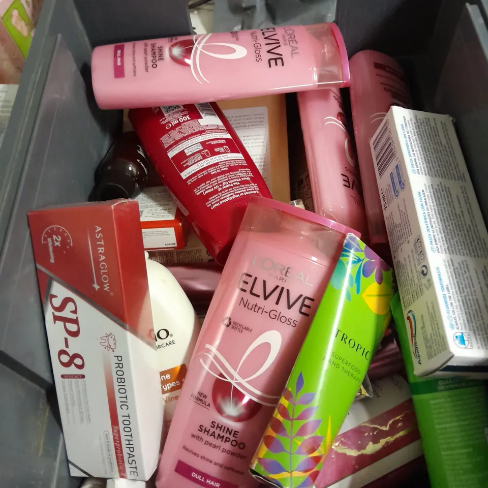 APPROXIMATELY 20 ASSORTED HEALTH & BEAUTY ITEMS TO INCLUDE - O'KEEFE'S WORKING HANDS CREAM, CUSSONS CREATION BODY WASH AND DOVE BODY WASH