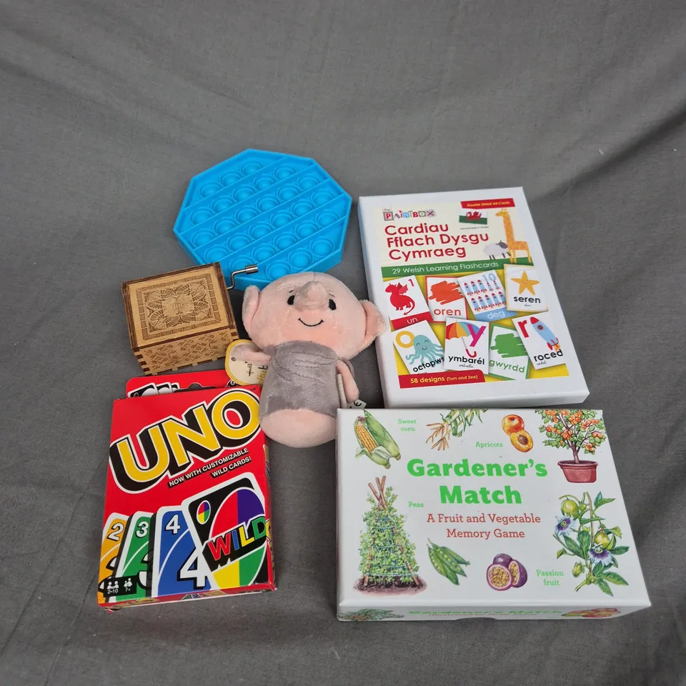 BOX OF APPRO 10 ASSORTED TOYS AND GAMES TO INCLUDE UNO, TEDDIES AND FIDGET TOYS