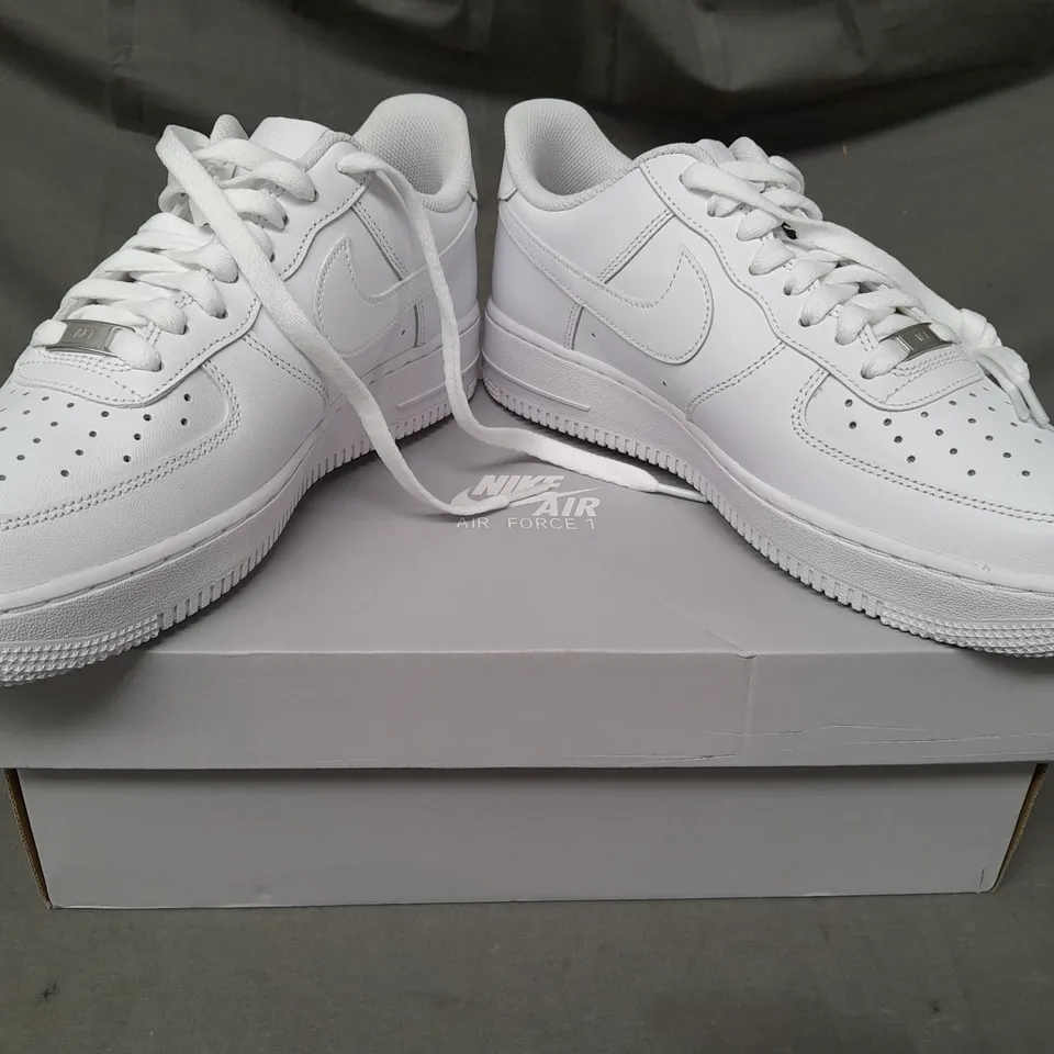 BOXED PAIR OF NIKE AIR FORCE 1 '07 SHOES IN WHITE UK SIZE 8