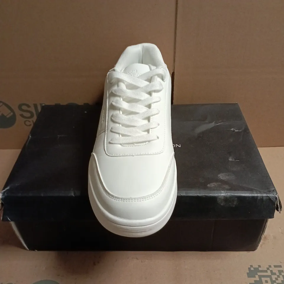 BOXED PAIR OF FRENCH CONNECTION MENS KNIGHT 2 TRAINERS IN WHITE MONO - 10