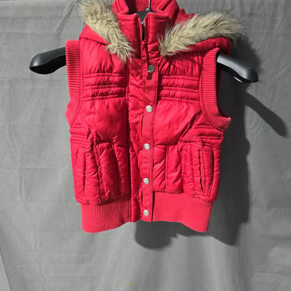 BOX OF APPROXIMATELY 25 KIDS CLOTHING ITEMS INCLUDING: 2X BLACK JOGGERS AND RED FUR HOOD GILLET