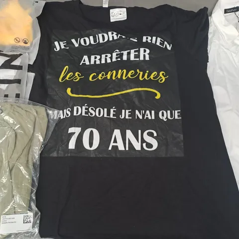 BOX OF APPROXIMATELY 20 ASSORTED CLOTHING AND FASHION ITEMS IN VARIOUS STYLES AND SIZES TO INCLUDE SHEIN, H&M, BOOHOO, ETC