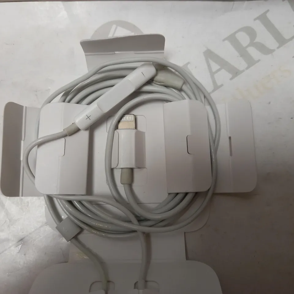 APPLE EAR PHONES