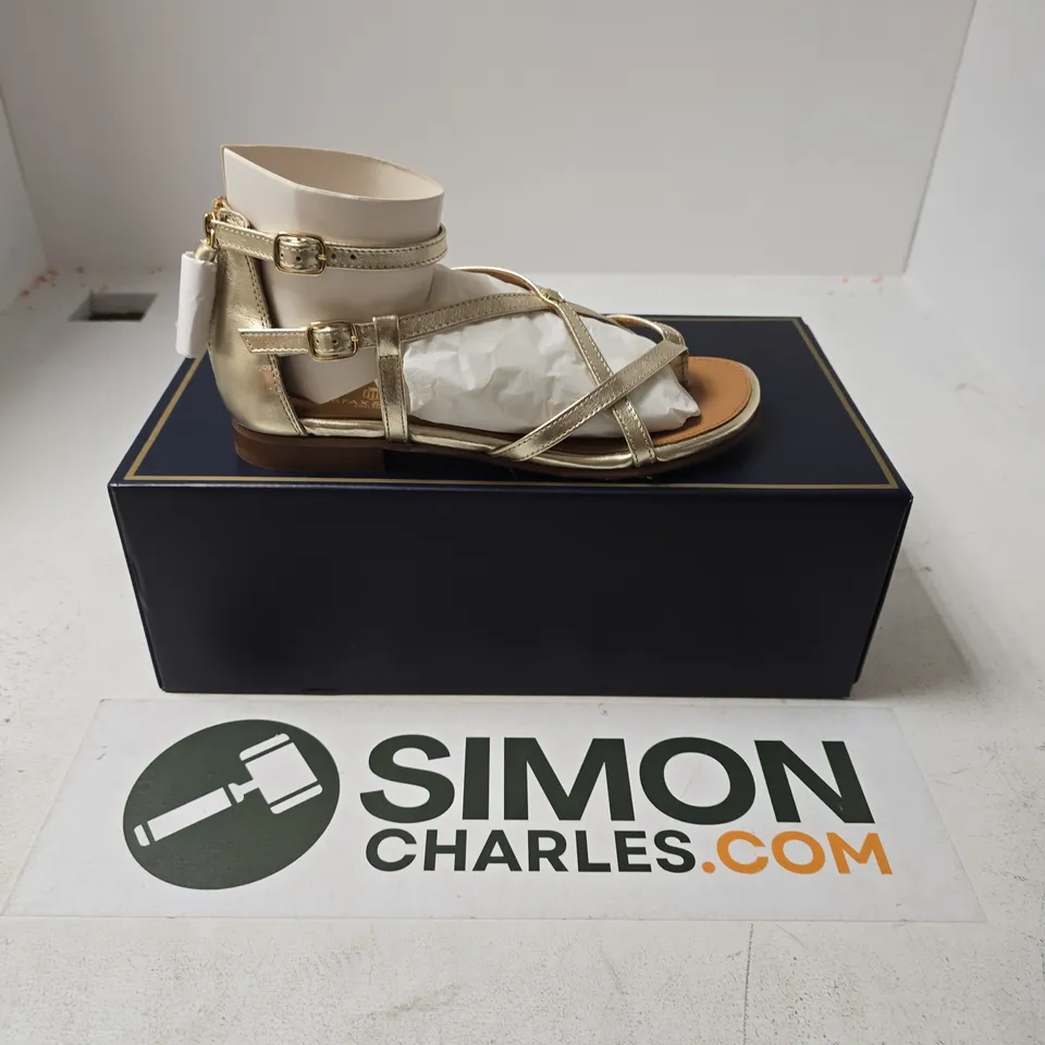 BOXED PAIR OF FAIRFAX & FAVOR WOMENS BRANCASTER SANDALS IN GOLD LEATHER - UK 4